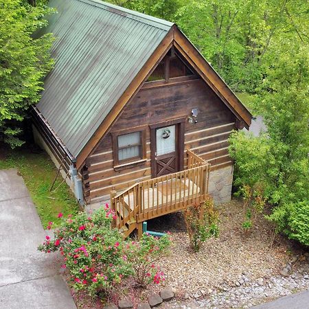 Cozy Cabin! Hot Tub, King Bed, Fireplace, & Pool Gatlinburg Exterior photo