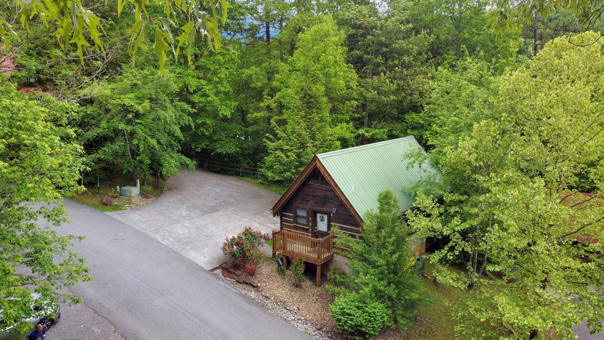 Cozy Cabin! Hot Tub, King Bed, Fireplace, & Pool Gatlinburg Exterior photo