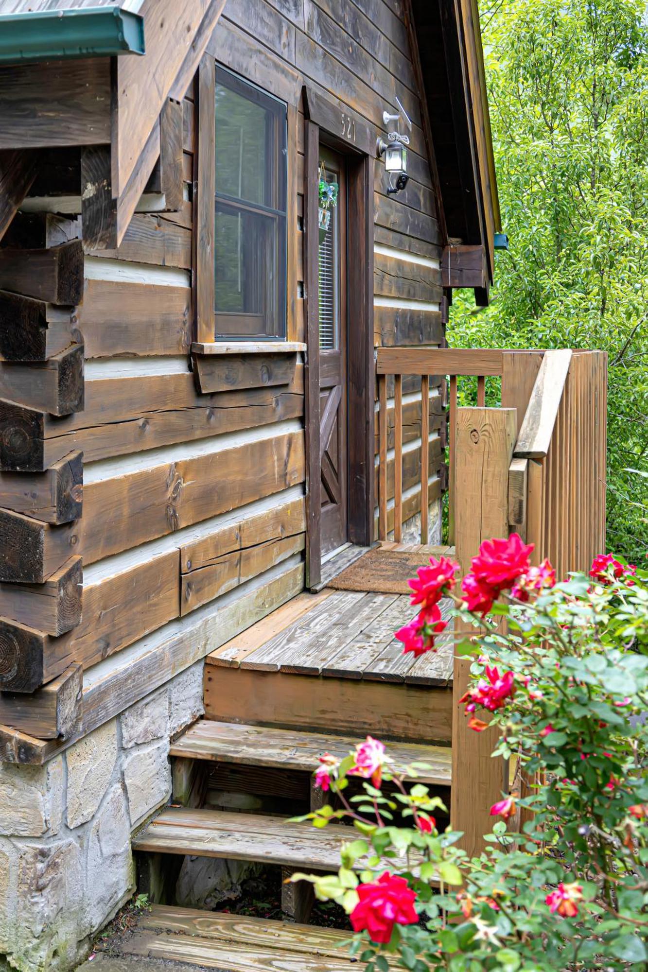 Cozy Cabin! Hot Tub, King Bed, Fireplace, & Pool Gatlinburg Exterior photo