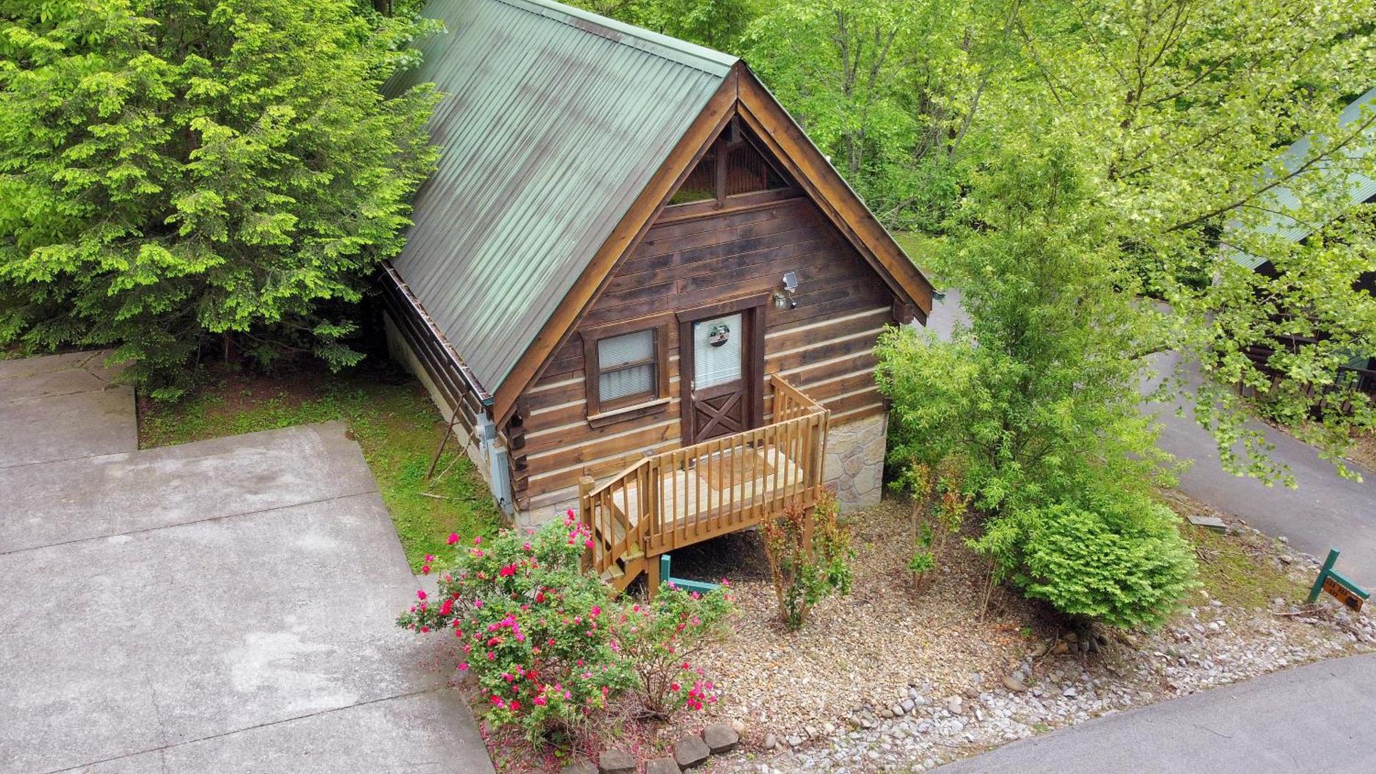 Cozy Cabin! Hot Tub, King Bed, Fireplace, & Pool Gatlinburg Exterior photo
