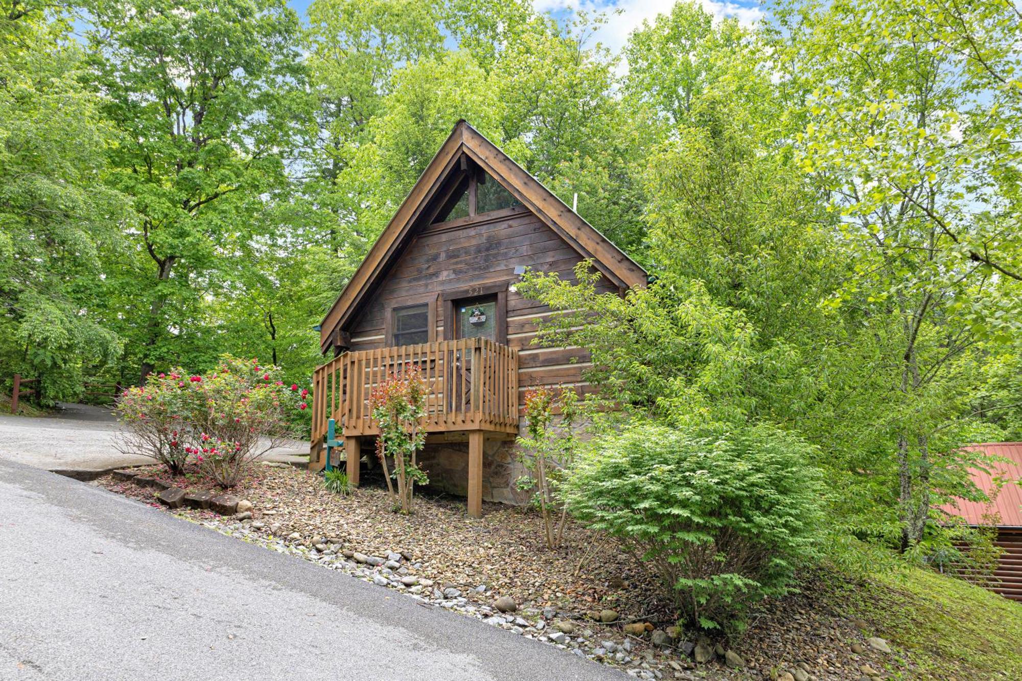 Cozy Cabin! Hot Tub, King Bed, Fireplace, & Pool Gatlinburg Exterior photo