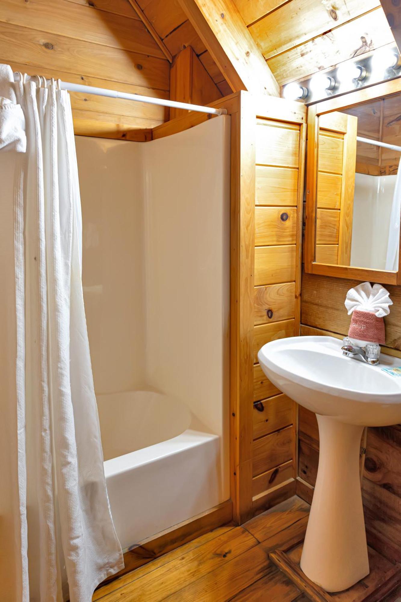 Cozy Cabin! Hot Tub, King Bed, Fireplace, & Pool Gatlinburg Exterior photo