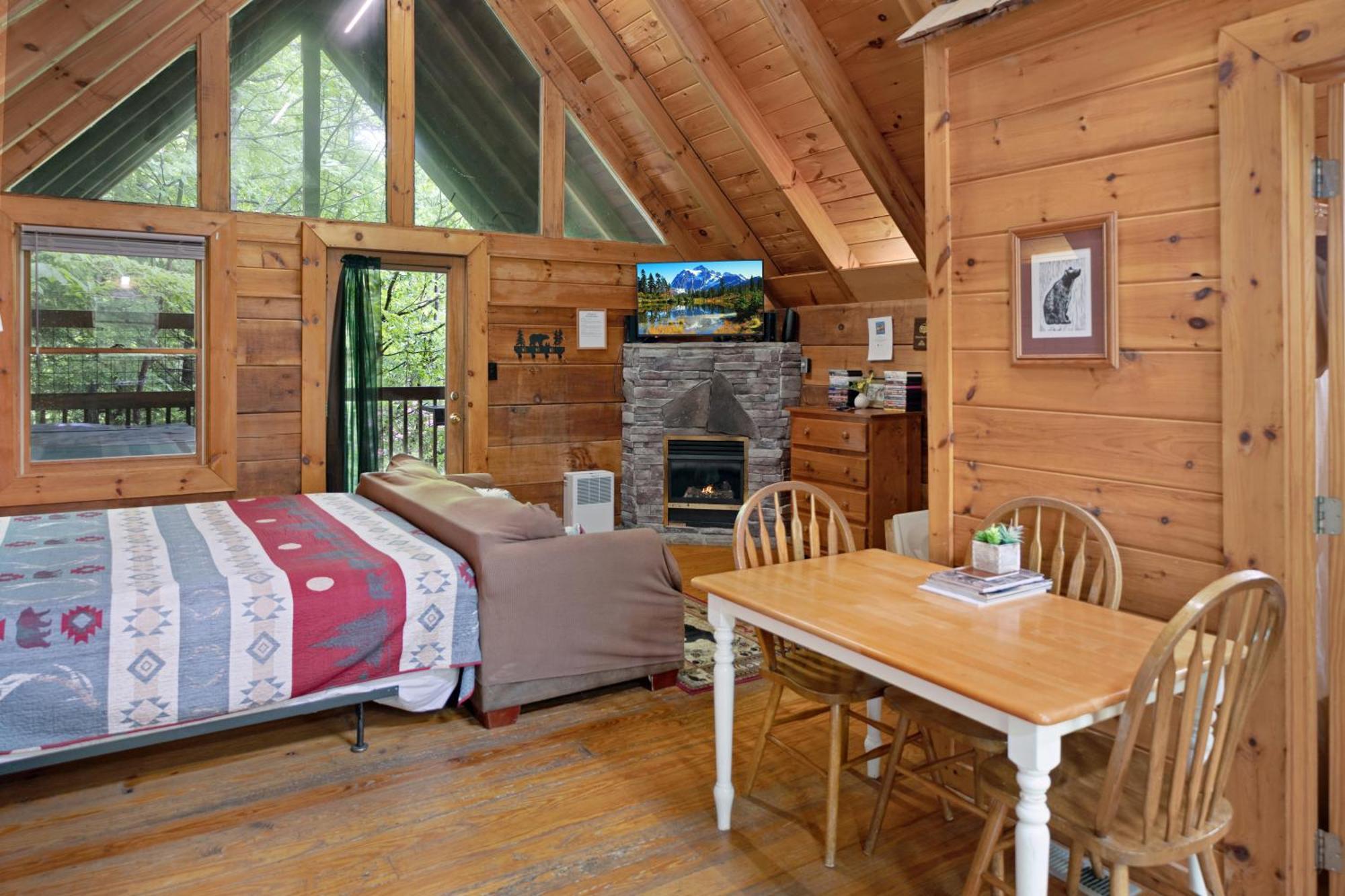Cozy Cabin! Hot Tub, King Bed, Fireplace, & Pool Gatlinburg Exterior photo