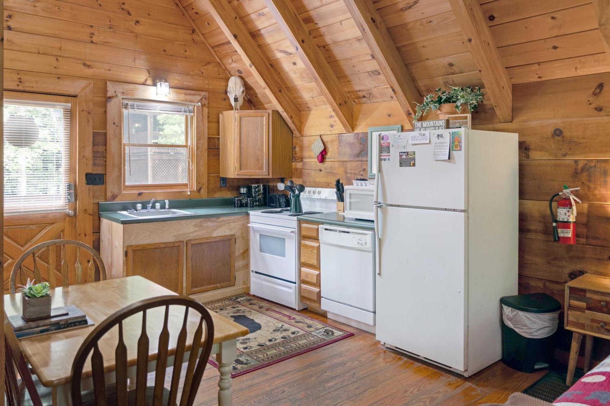 Cozy Cabin! Hot Tub, King Bed, Fireplace, & Pool Gatlinburg Exterior photo