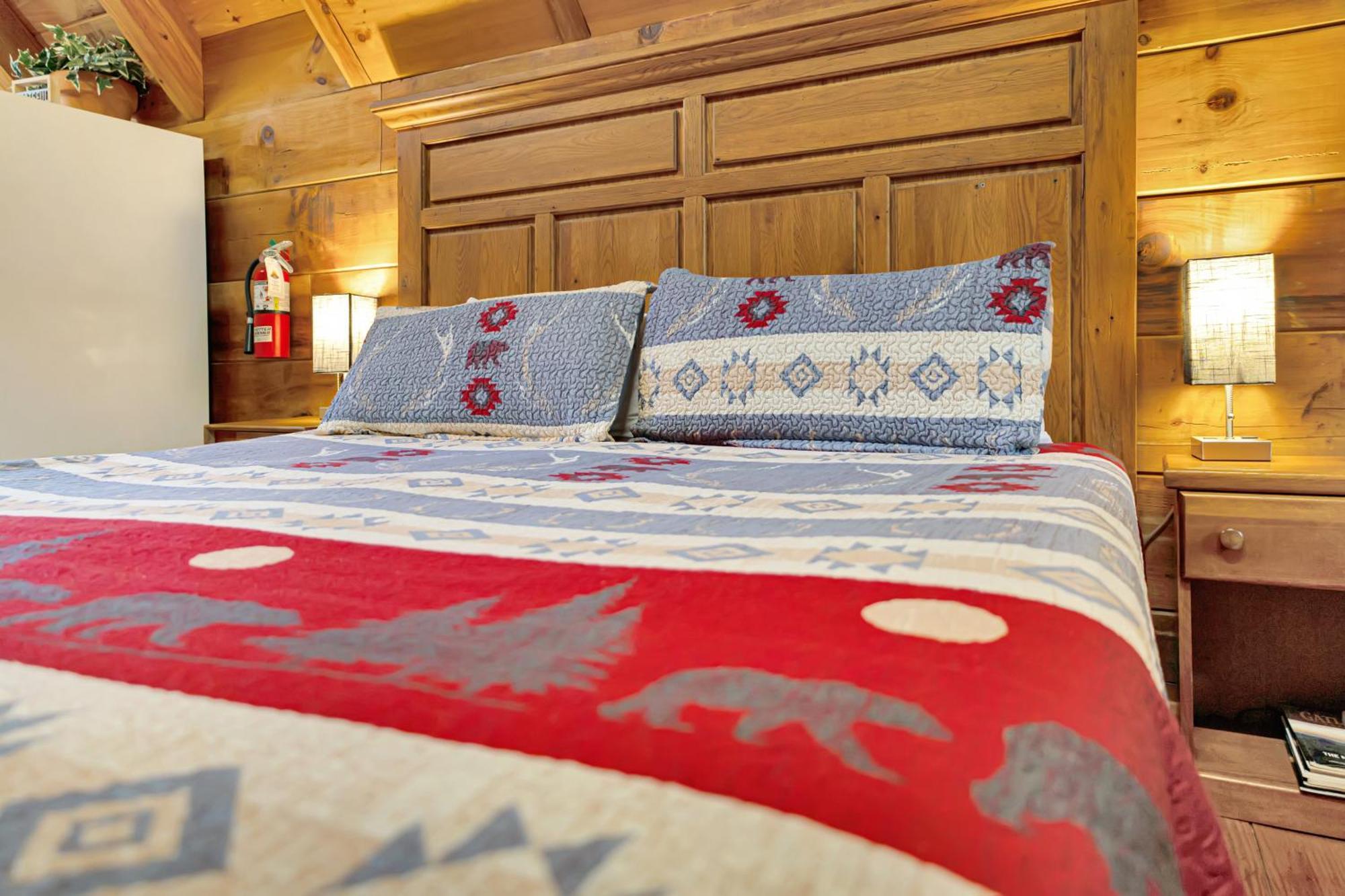 Cozy Cabin! Hot Tub, King Bed, Fireplace, & Pool Gatlinburg Exterior photo