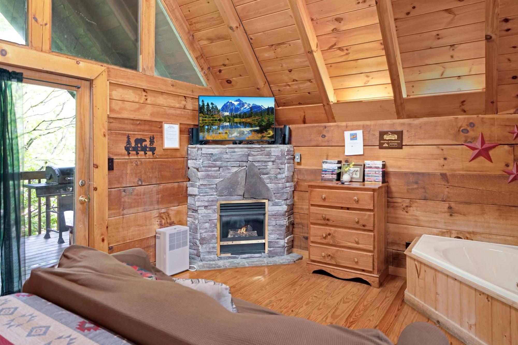 Cozy Cabin! Hot Tub, King Bed, Fireplace, & Pool Gatlinburg Exterior photo