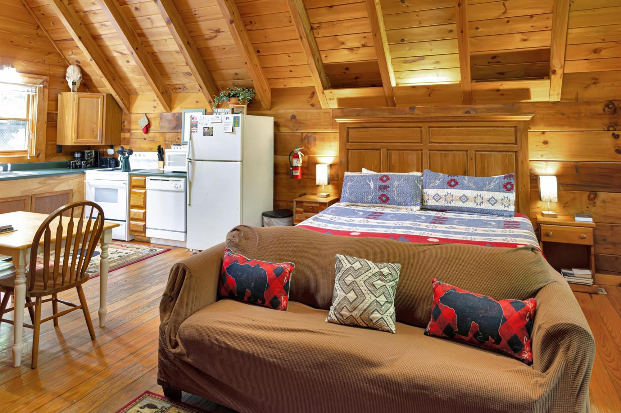 Cozy Cabin! Hot Tub, King Bed, Fireplace, & Pool Gatlinburg Exterior photo